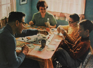 family playing monopoly vintage png 1315490594 300x218 Hasbro все еще хочет экранизировать «Монополию»