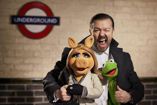 The+Muppets+II +film+still+Ricky+Gervais+with+Miss.Piggy+and+Kermit+the+Frog Первый взгляд в сиквеле Маппетов на Рикки Джервейса
