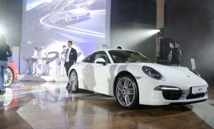 848d6c79fca0ed98958be8e96ecce68e 300x182 Porsche зарабатывает 16590 евро за машину