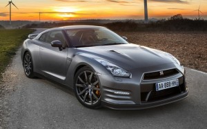 VuuBgQpKNZY 300x187 Nissan GT R 9 лет спустя  каждый двигатель продолжает собираться вручную